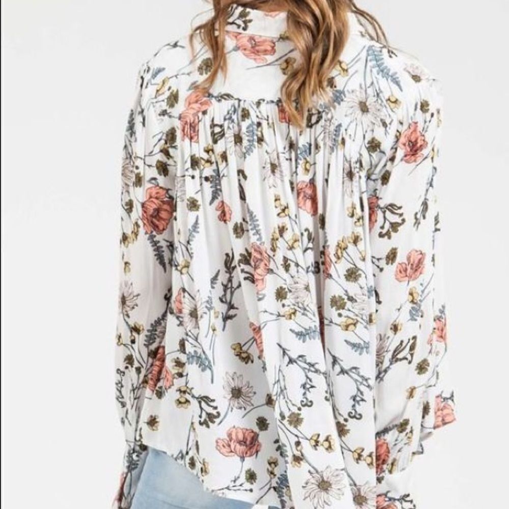 ✨ Lala Floral Top✨ - Picture 4 of 4
